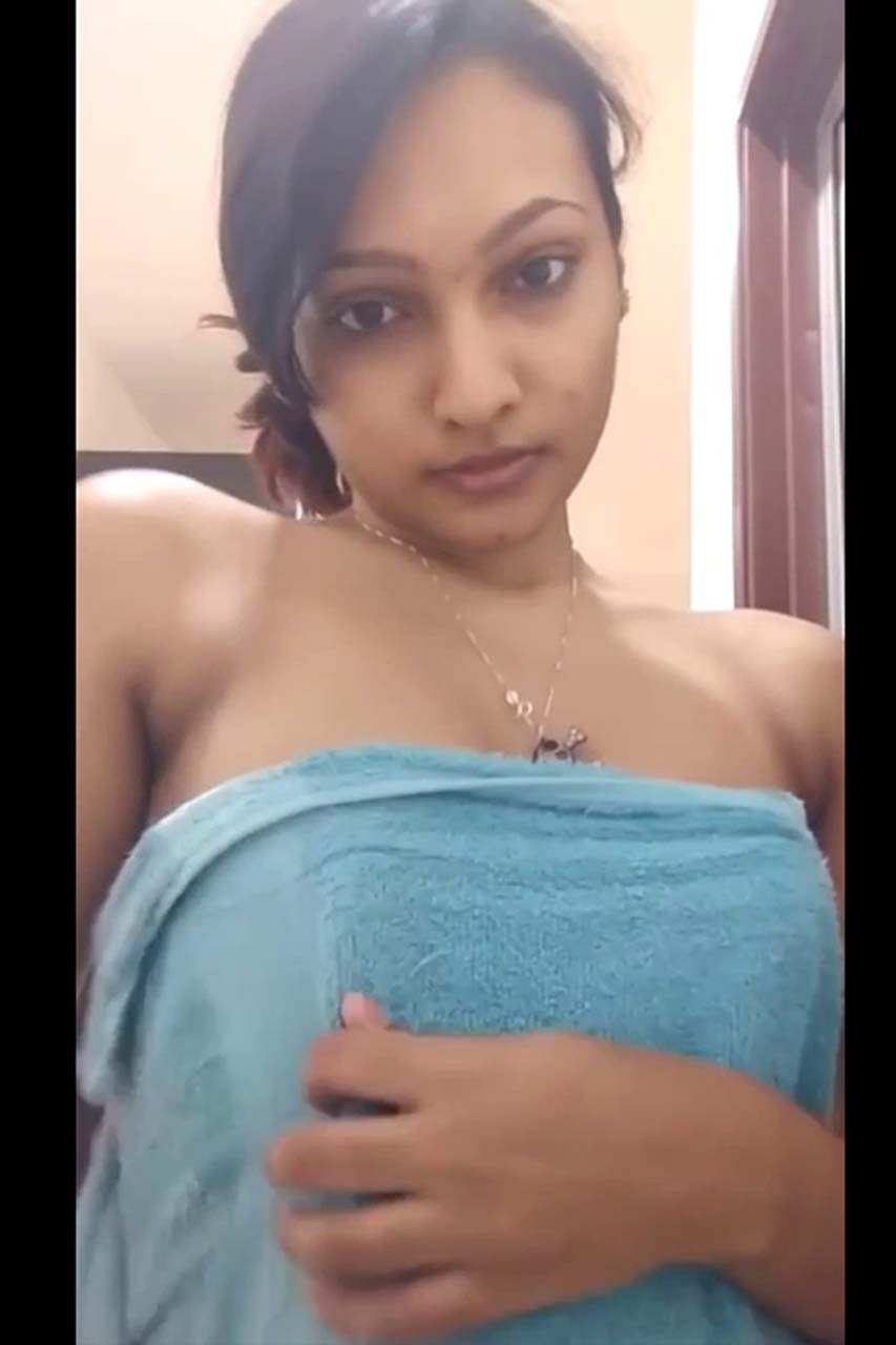 indian Nude sexy Desi Girl Strip her Cloths and Showing Boobs