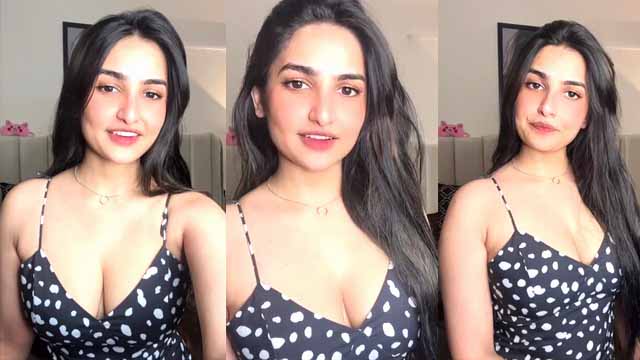 Sassy Poonam Showing Deep Cleavage to Tease on Live