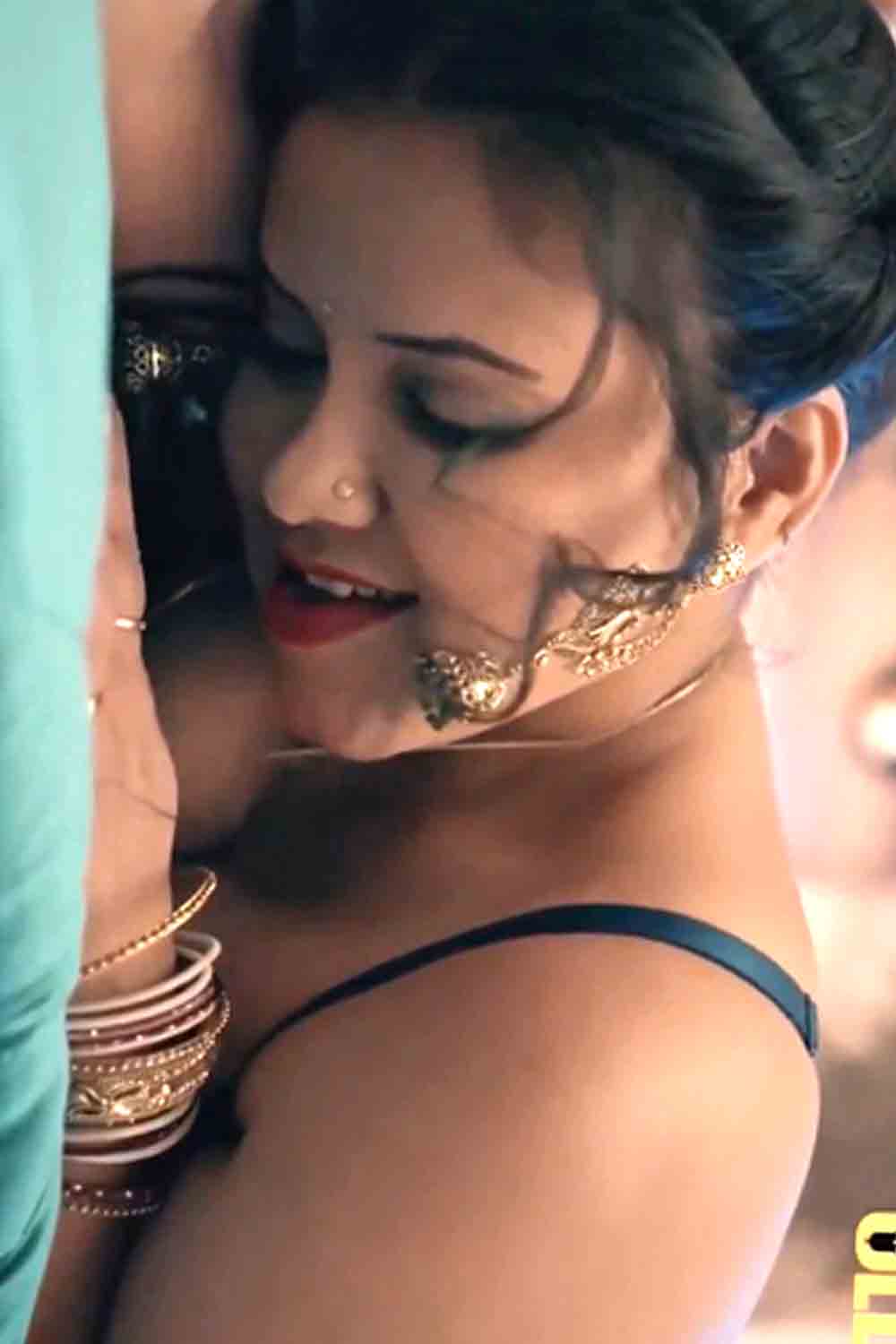 Priya Gamre Masturbating In Saree Watch Now