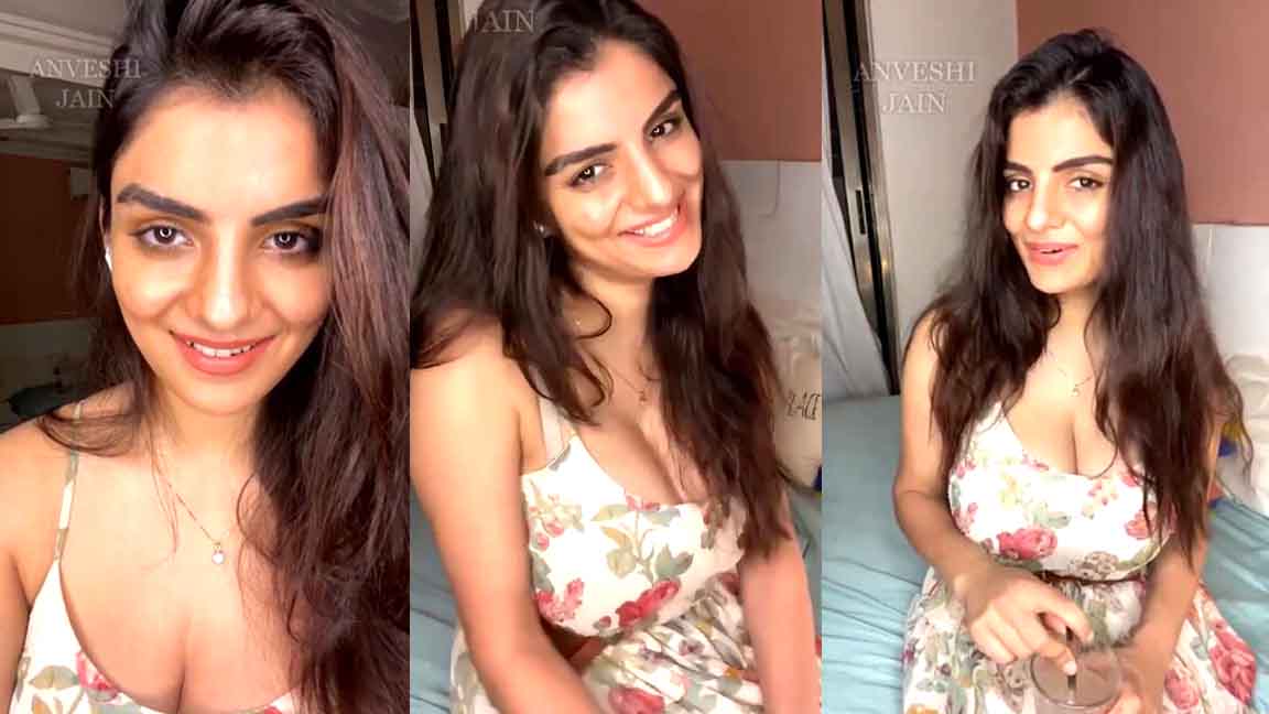 Anveshi Jain Gossiping with Fans on App Live